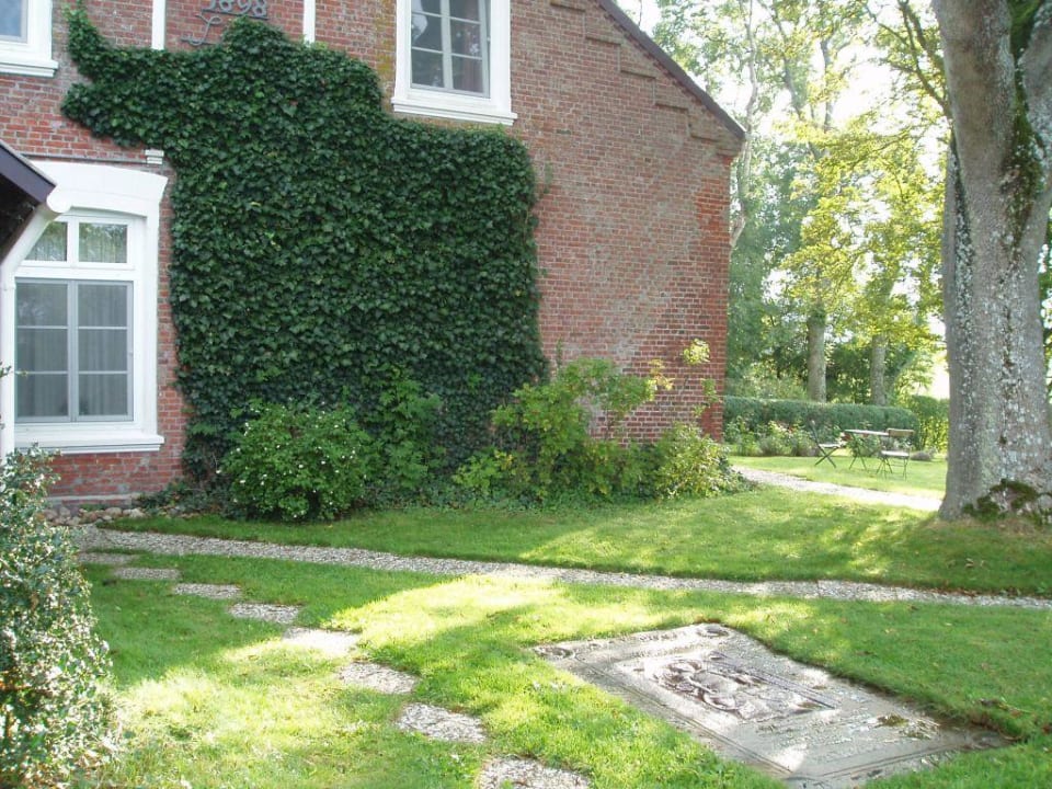 Nebenansicht des Herrenhauses Hotel Spannbüllhof Vollerwiek