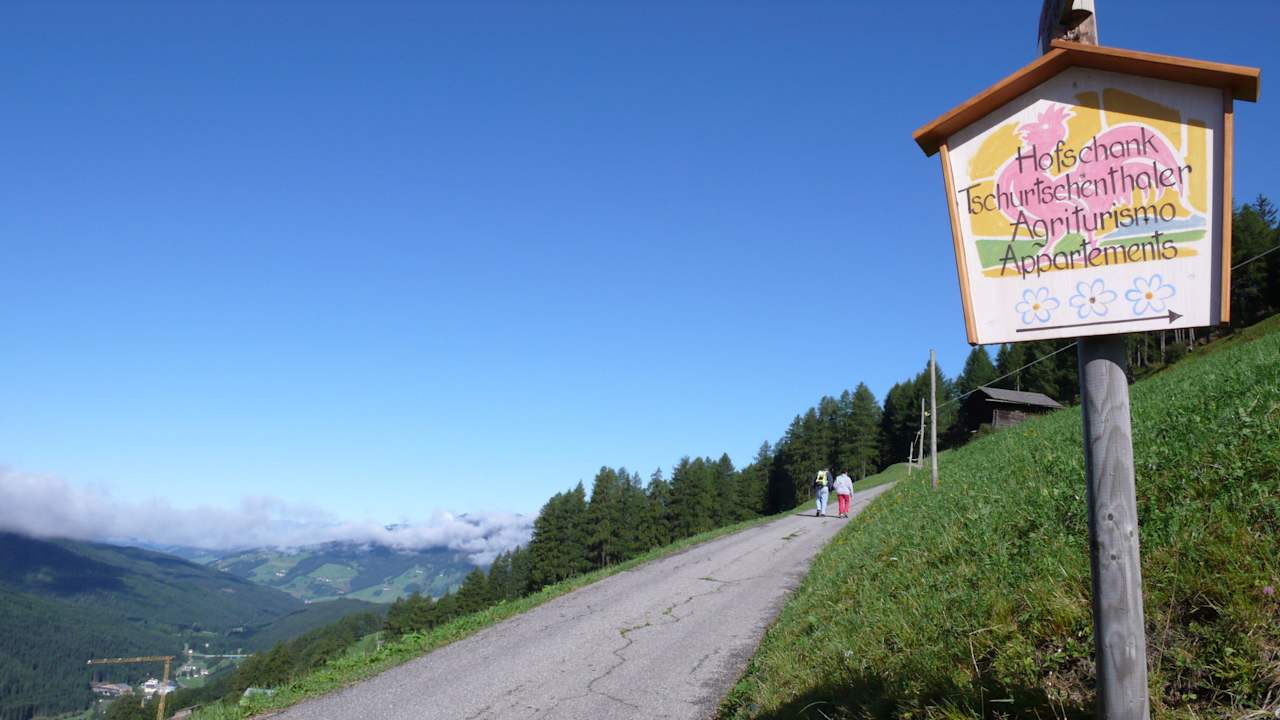 Wegweiser auf dem Weg nach oben Garni Tschurtschenthaler