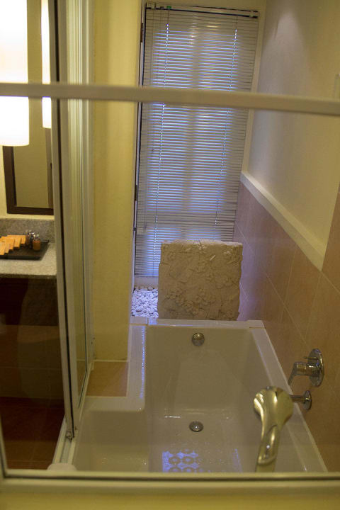 Die Dusche aus Sicht von der Toilette Khao Lak Merlin Resort