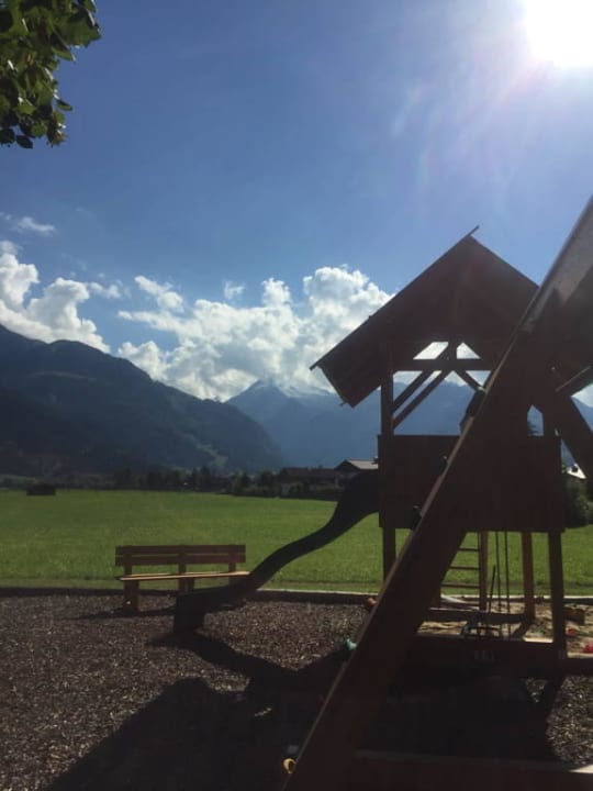 Spielplatz mit Bergaussicht Gästehaus Trixl