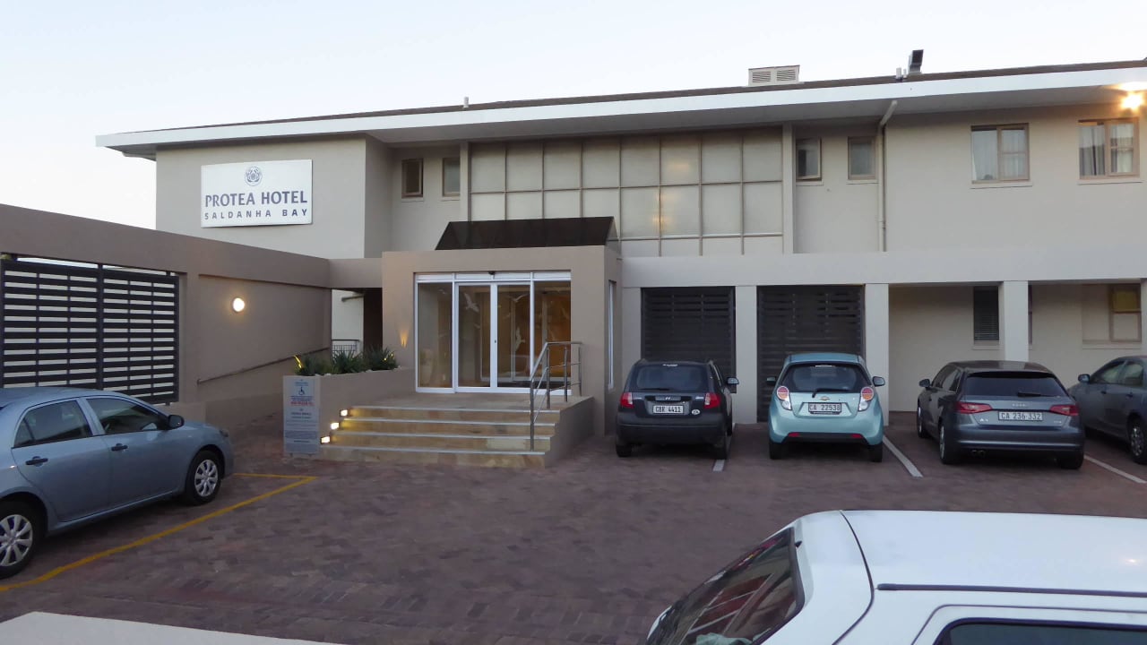 Eingang mit Parkplätzen Hotel Protea Saldanha Bay