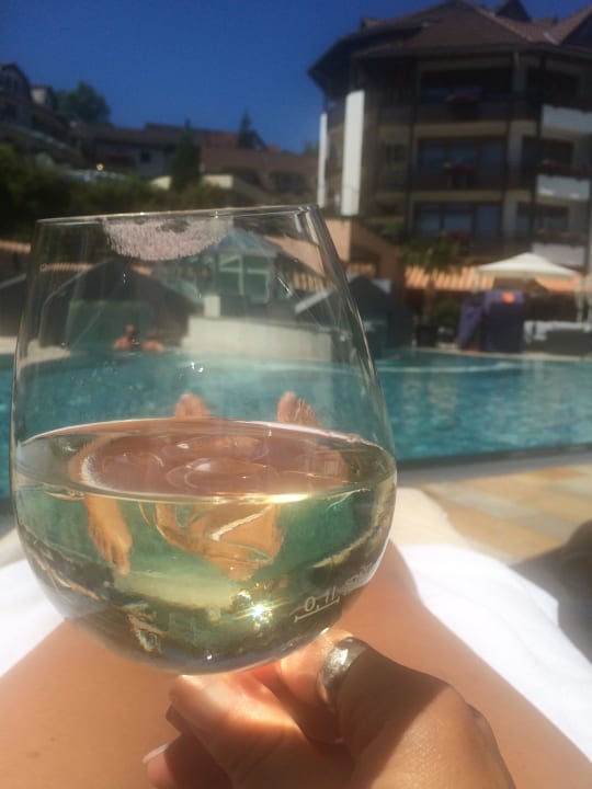 Poolliege und ein kaltes Getränk Romantischer Winkel RoLigio® & Wellness Resort