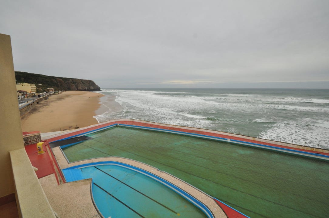 November: geschlossener Pool und Strand Arribas Sintra Hotel