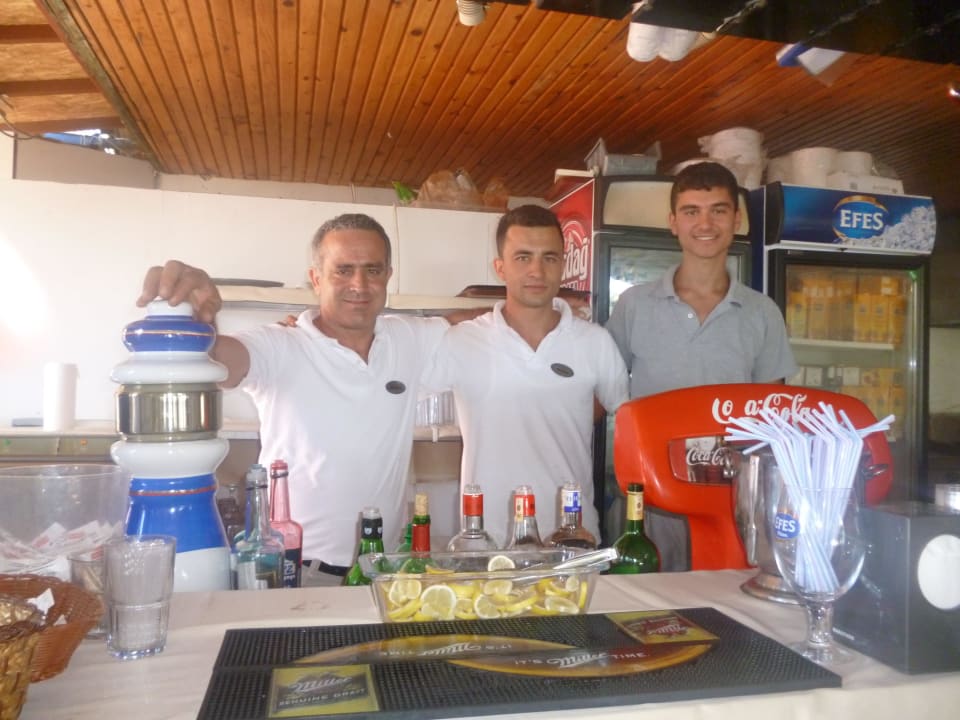 Les barmans de la plage Narcia Resort Side