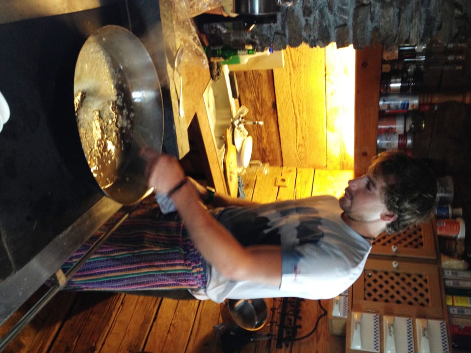 Ri Wolf bereitet das Berghüttenessen The Alpine Palace