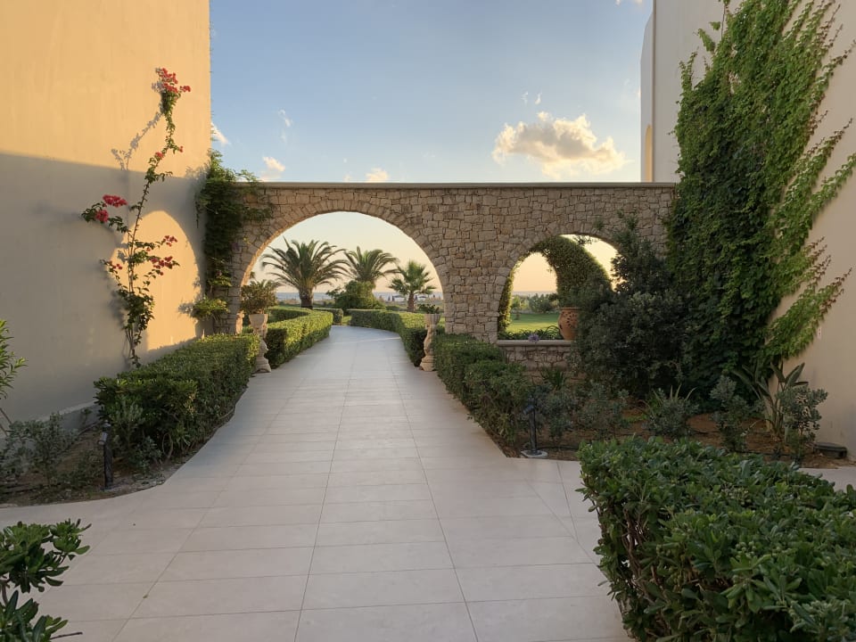 Gartenanlage Vantaris Palace