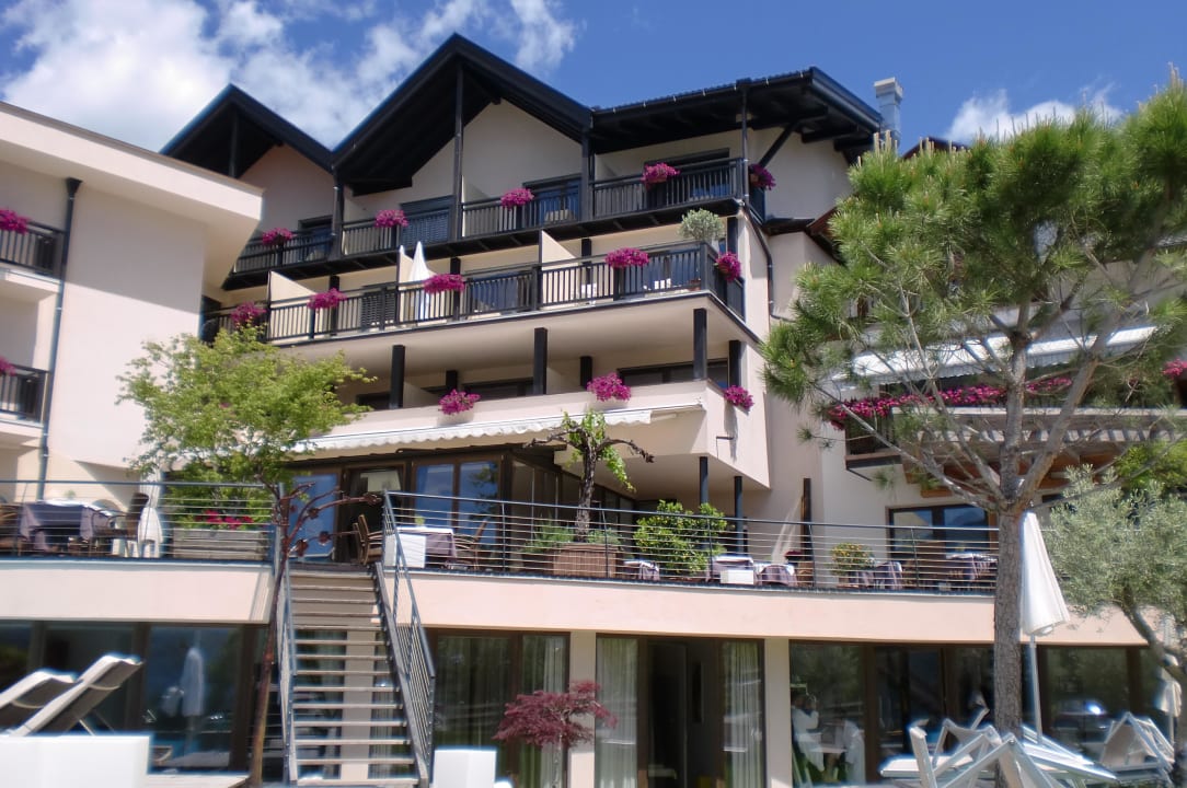 Hotel von der Liegewiese aus  SOLEA Südtirol