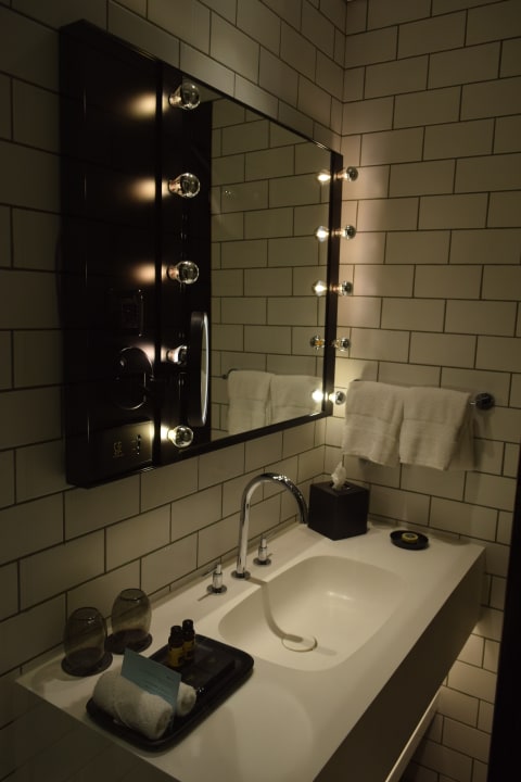 Zimmer The WB Abu Dhabi, Curio Collection By Hilton