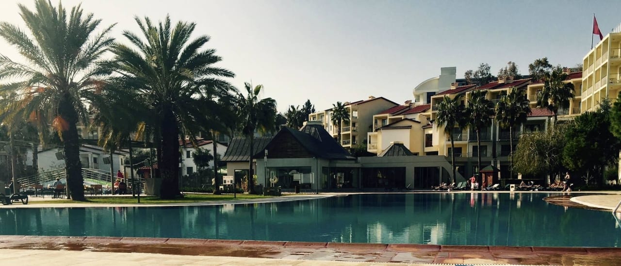 Kleiner Pool Arum Barut Collection