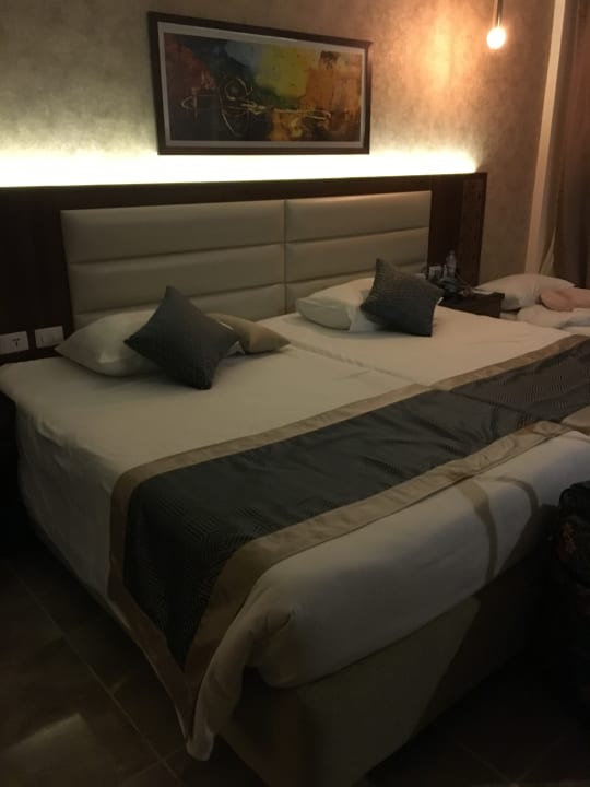 Großes Doppelbett  Pickalbatros Royal Moderna Resort-Sharm El Sheikh