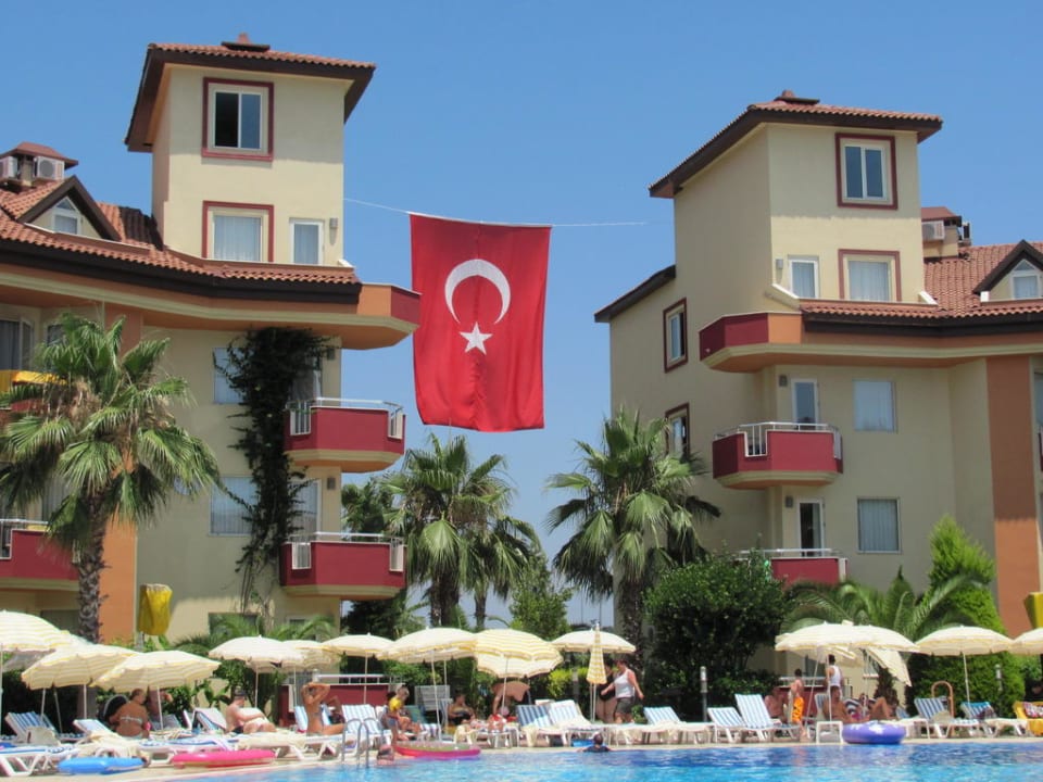 Blick von der Poollanschaft auf zwei Wohnblöcke Hotel Orfeus Park