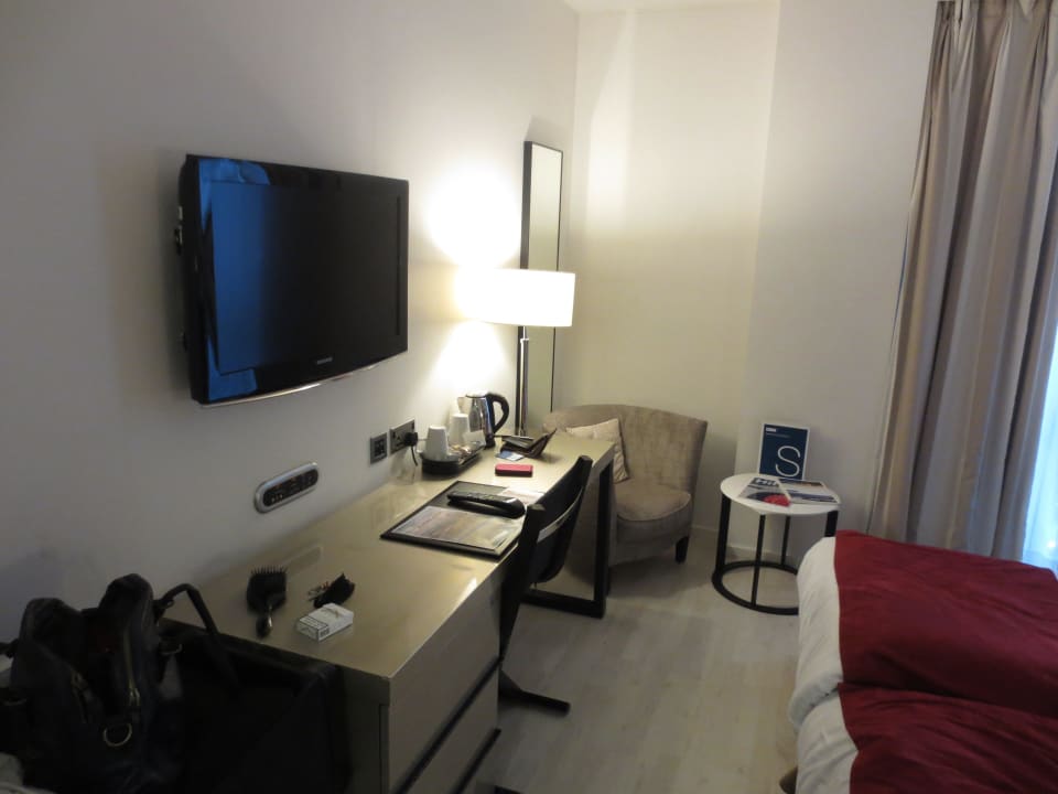 Schreibtisch /TV /Sessel Hotel H10 London Waterloo