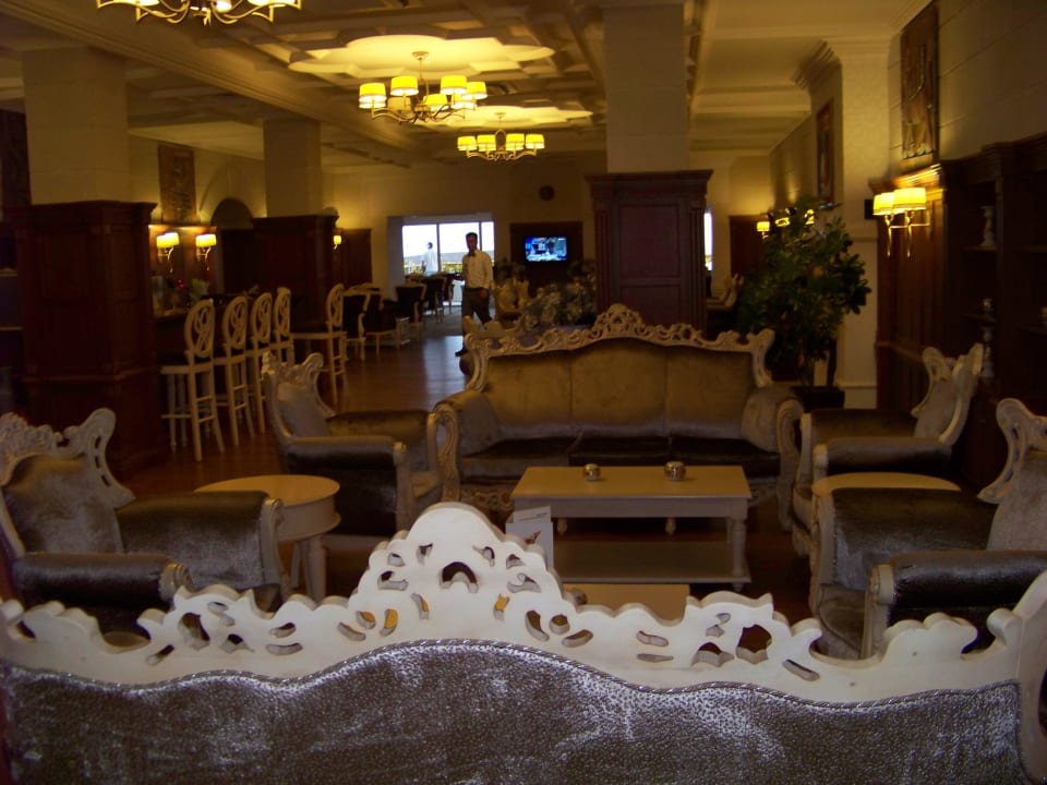 Sitzmöglichkeiten in der Lobby Diamond Excellence Resort & Spa