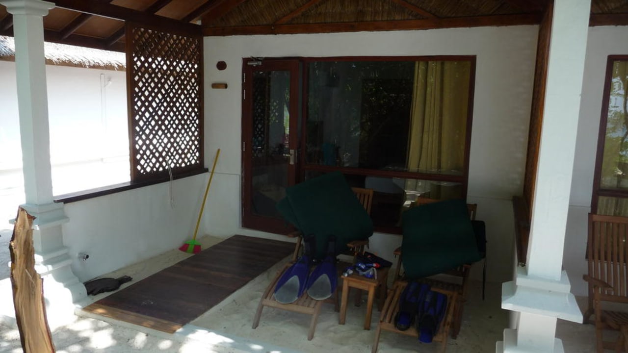 Veranda vor einem Standardzimmer NH Collection Maldives Reethi Resort