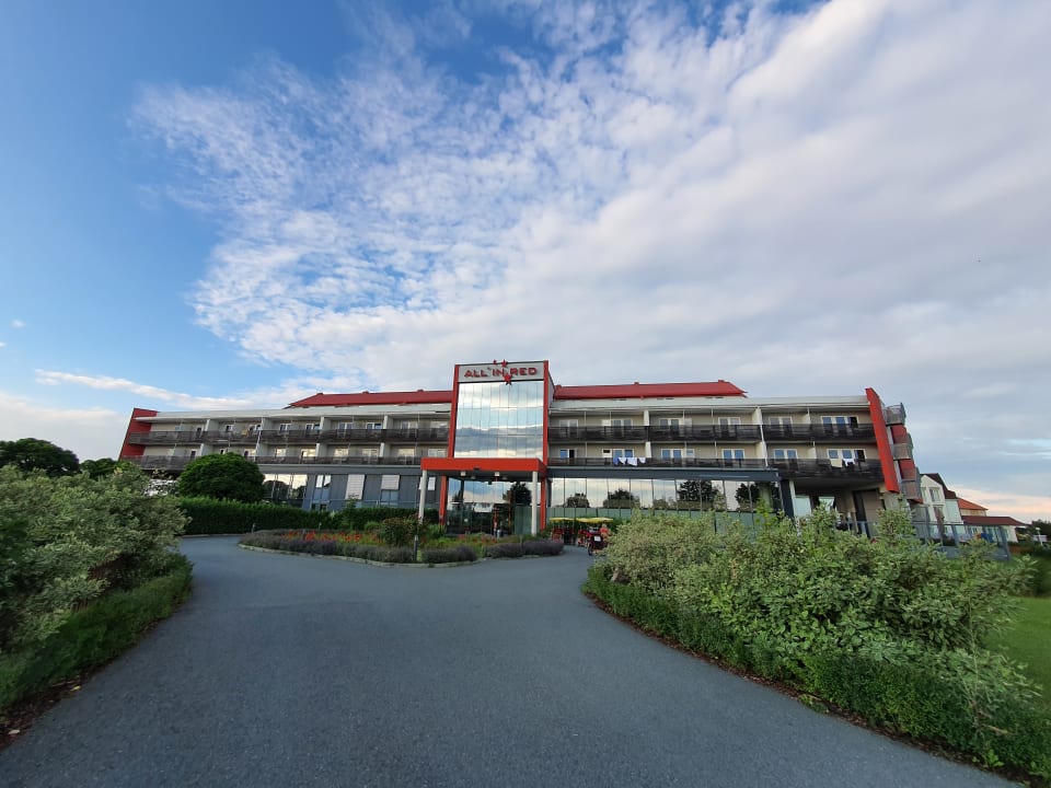 Außenansicht All In Red Thermenhotel