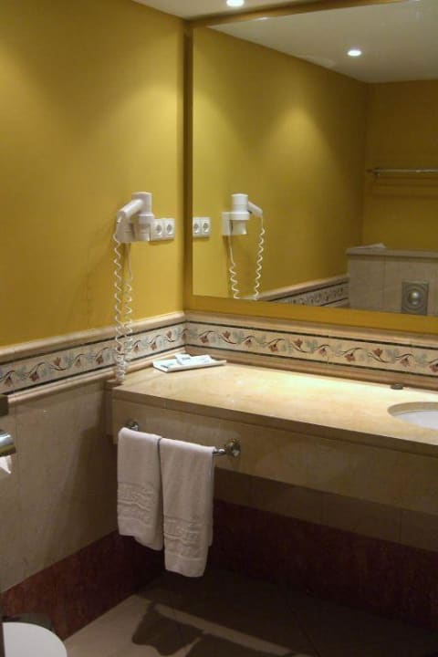 Badezimmer: Haartrockner und Spiegel allsun App.-Hotel Albatros