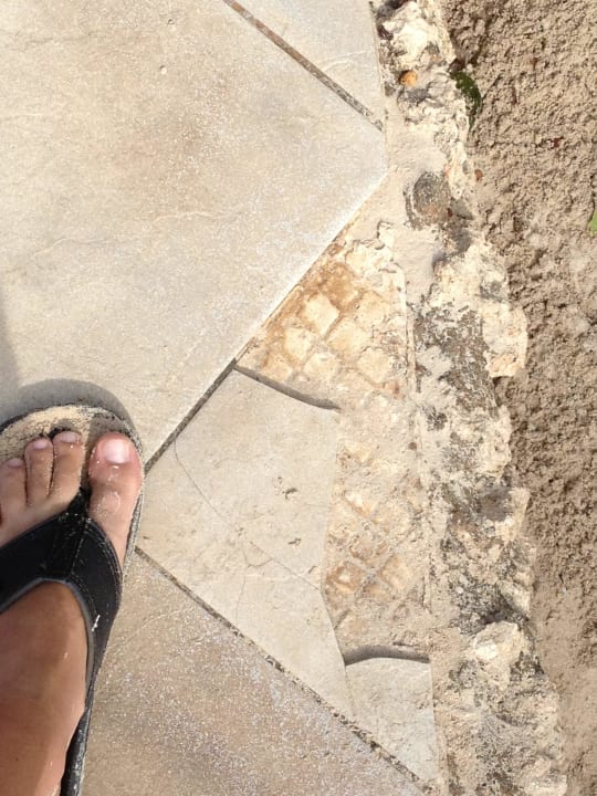 Gebrochene & scharfkantige Fliesen Karafuu Beach Resort & Spa