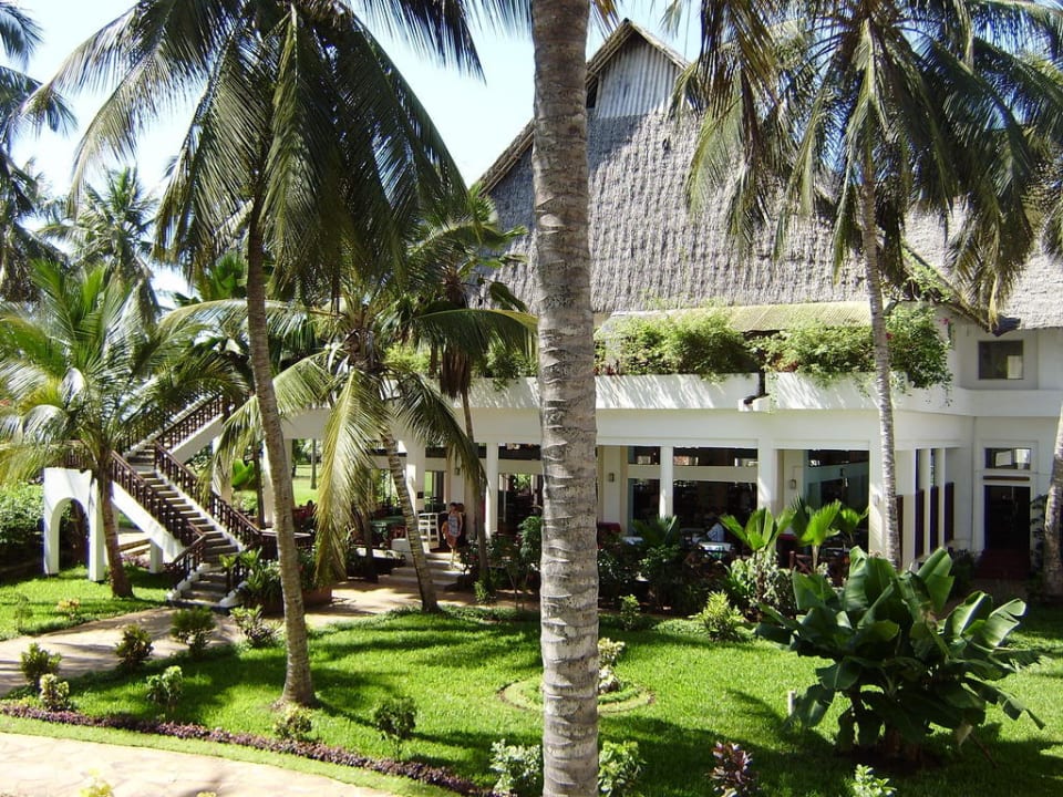 Widok na ogrod i restaurację Reef Hotel Mombasa
