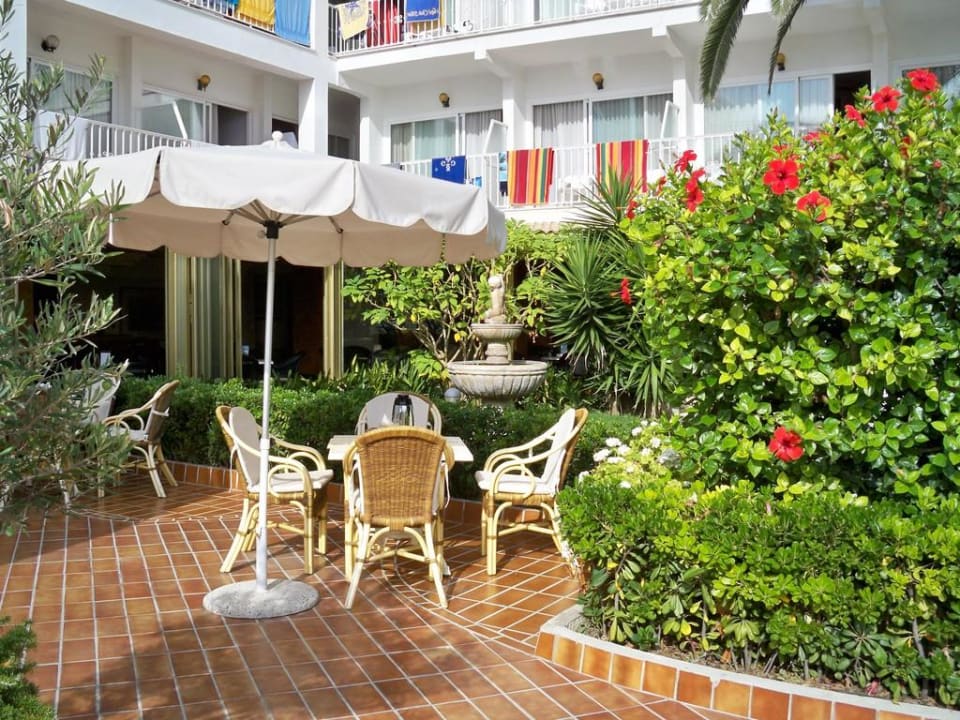 Kleiner Innenhof und Terrasse mit Meerblick Hotel Club S'Illot