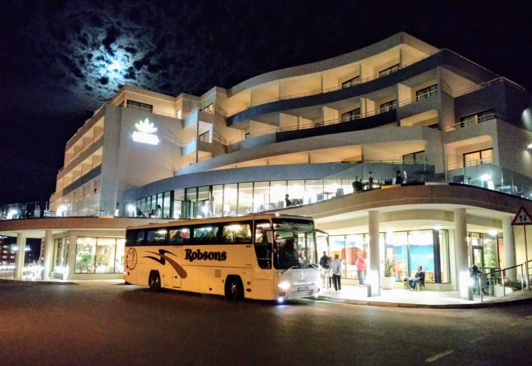 Das Hotel am Abend. Riviera Spa Resort - Adults Only