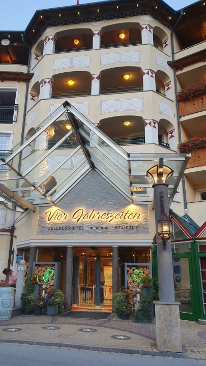 Außenansicht Wellnessresort Vier Jahreszeiten