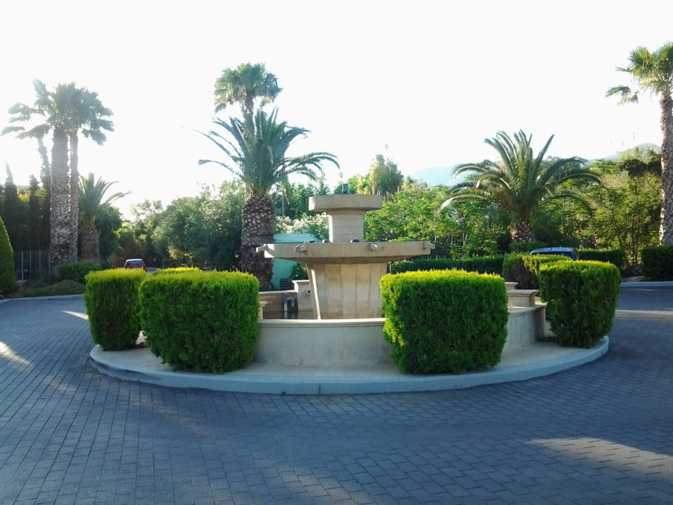 Brunnen vor dem Hoteleingang Phãea Cretan Malia