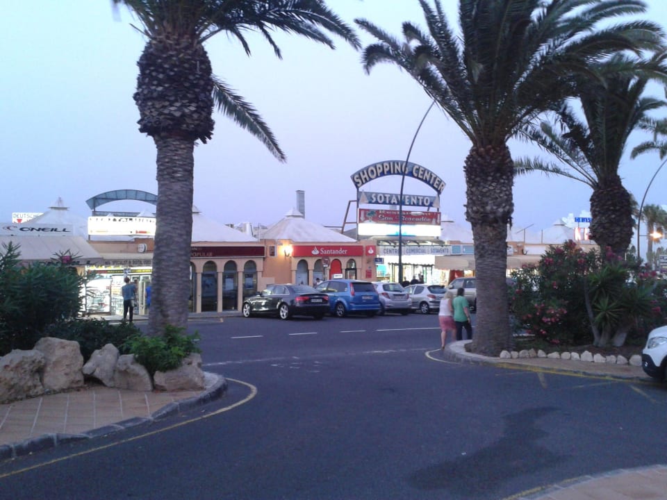 Einkaufszentrum vor dem Hotel SBH Hotel Taro Beach