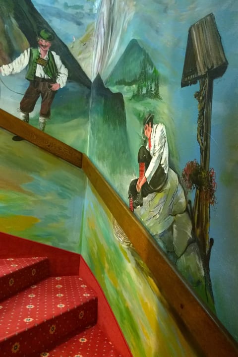 Wandgemälde bei Stiegenaufgang Sporthotel Wilder Kaiser