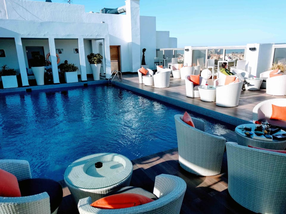 Pool im 16. Stock Mövenpick Hotel Casablanca