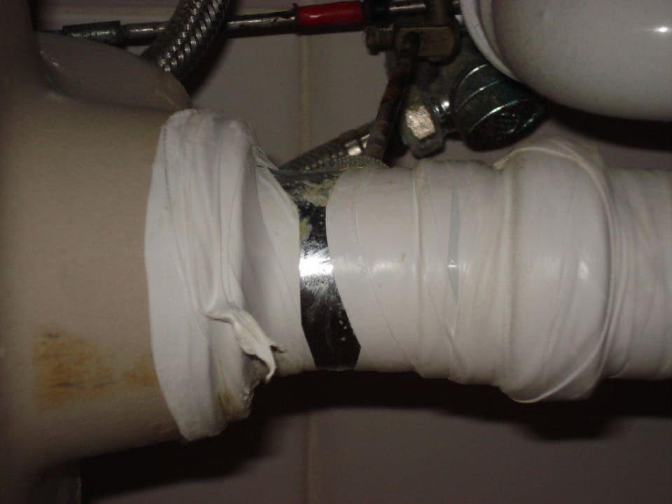 Tropfendes Lavabo wegen Klebeband Mar Hotels Paguera & Spa