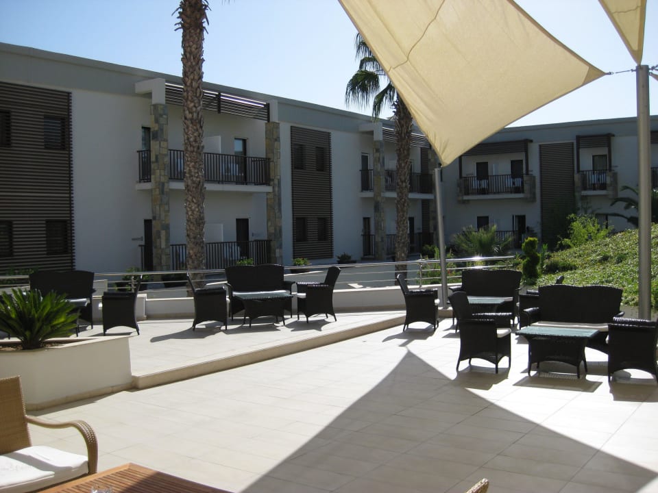 Innenhof mit Sitzecken Green Bay Resort & Spa