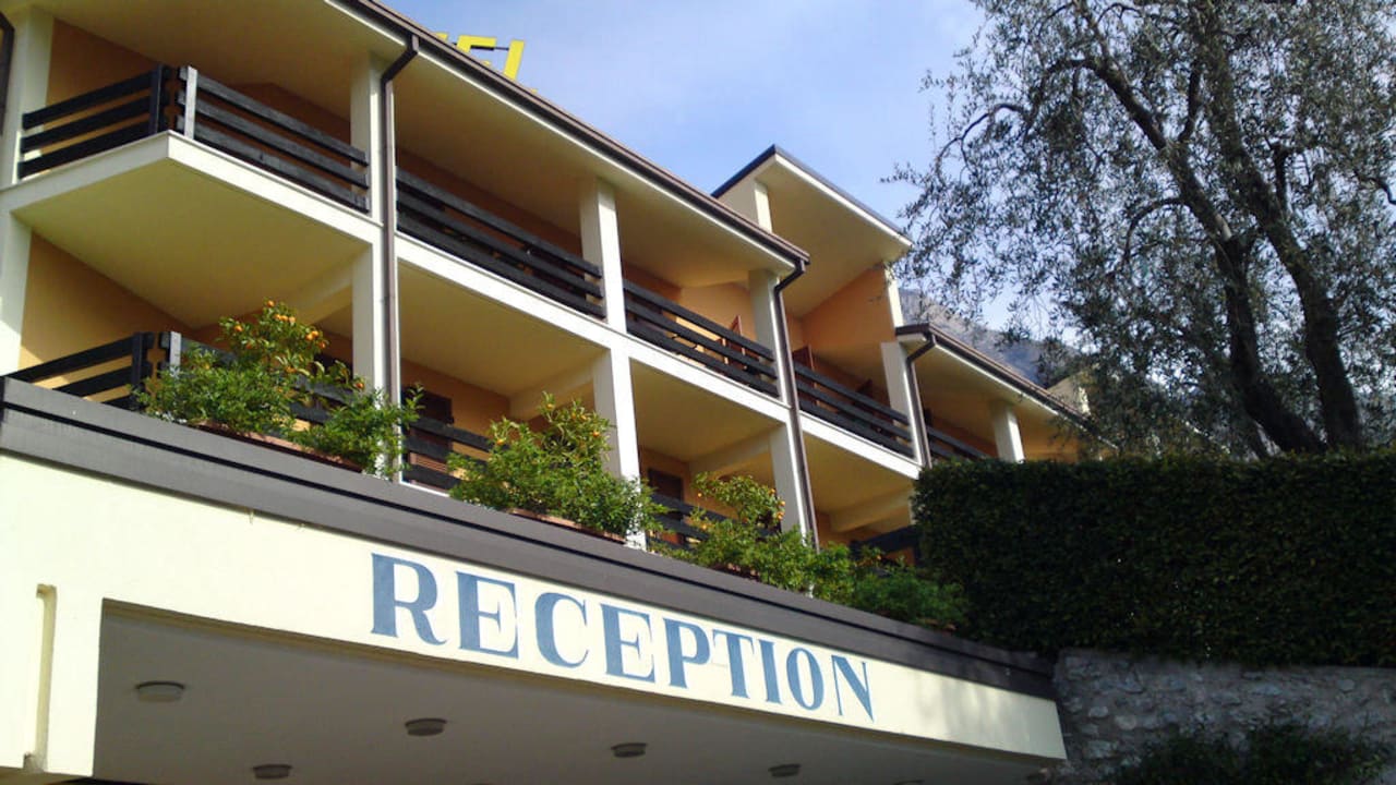 Eingang Hotel Caravel