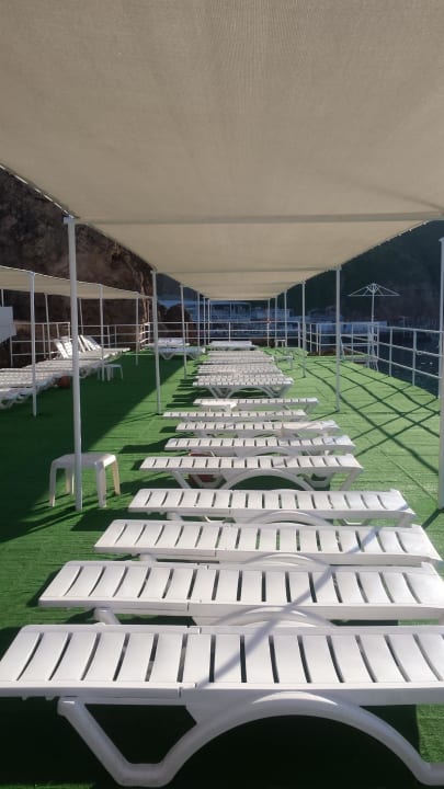 Badeplattform mit Liegen Falcon Hotel