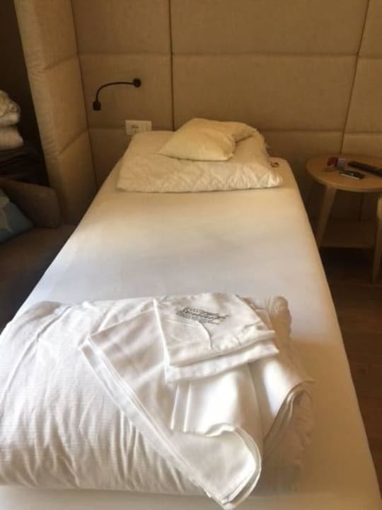 Kopfkissen nicht bezogen - kann ja der Gast machen STROBLHOF Active Family SPA Resort