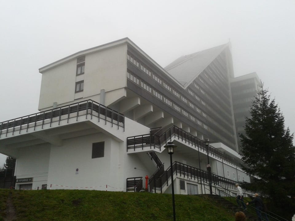 Der Nebel umhüllt mal wieder das Hotel AHORN Panorama Hotel Oberhof