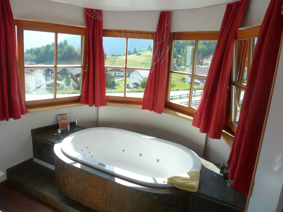 Jacuzzi mit Ausblick auf die Berge Hotel Sonnleiten