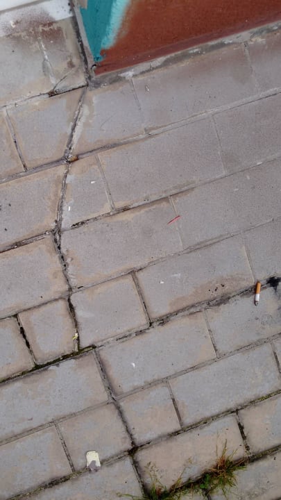 Balkon mit Riss und Kippe vom Vorgänger Abant Hotel Frankfurt Obertshausen