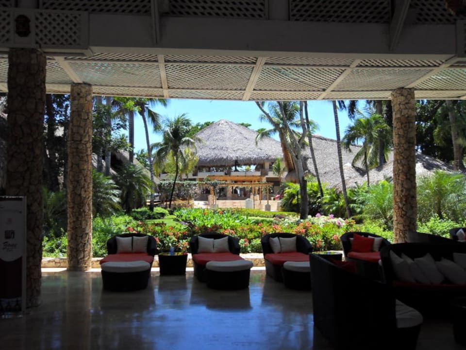 Blick von der Lobby ins Grüne Hotel Viva Dominicus Beach by Wyndham - All Inclusive Resort