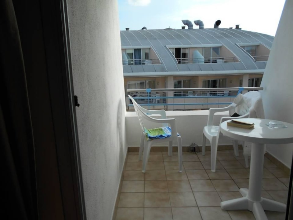 Balkon i widok na wprost na sąsiedni hotel Montemar Maritim