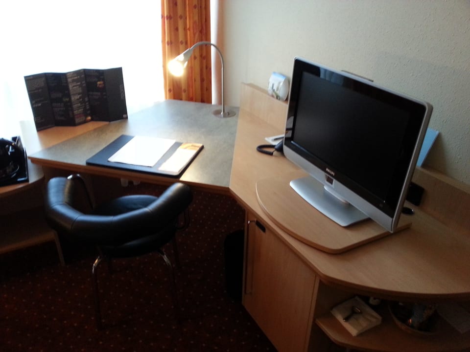 Schreibtisch mit TV Hotel NH Leipzig Messe