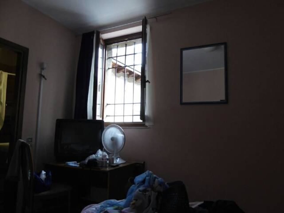 Kleines Zimmer mit Fenstergitter und "Klimaanlage" Hotel Danieli La Castellana