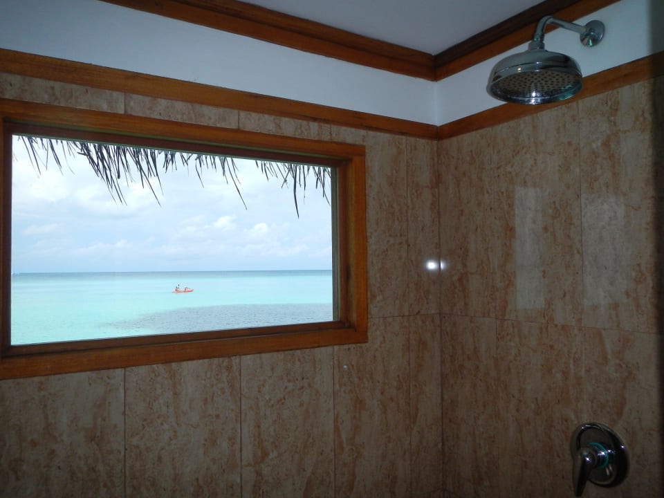 Blick aus der Dusche aufs Meer Kuramathi Maldives