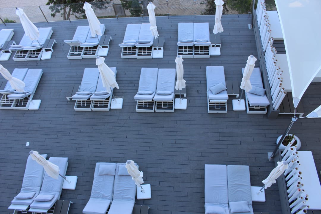 Liegen auf der Sonnenterrasse Grupotel Ibiza Beach Resort