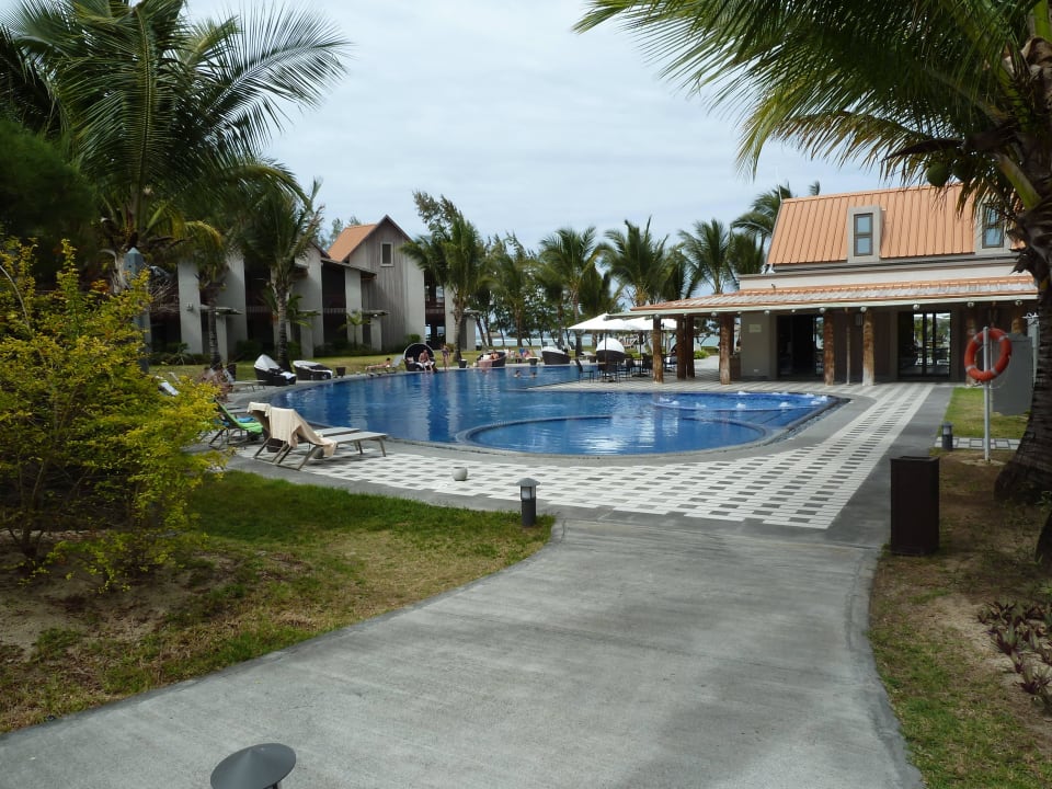 Pool mit Bar/Restaurant Crystals Beach Resort Belle Mare, a member of Radisson Individuals