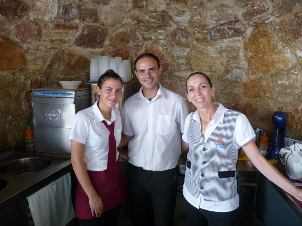 Super nettes Team an der Pool-Bar Aphrodite Hotel Kalithea Horizon Royal