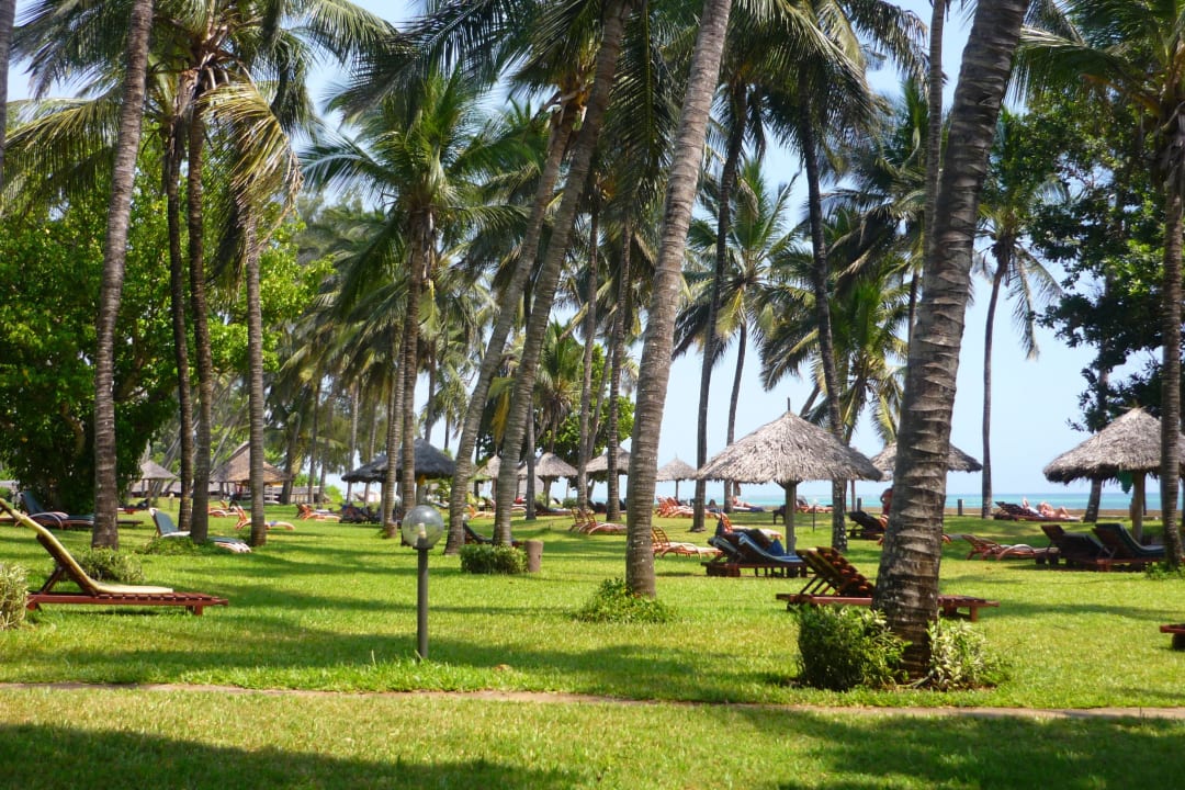 Große Liegewiese Neptune Village Beach Resort & Spa