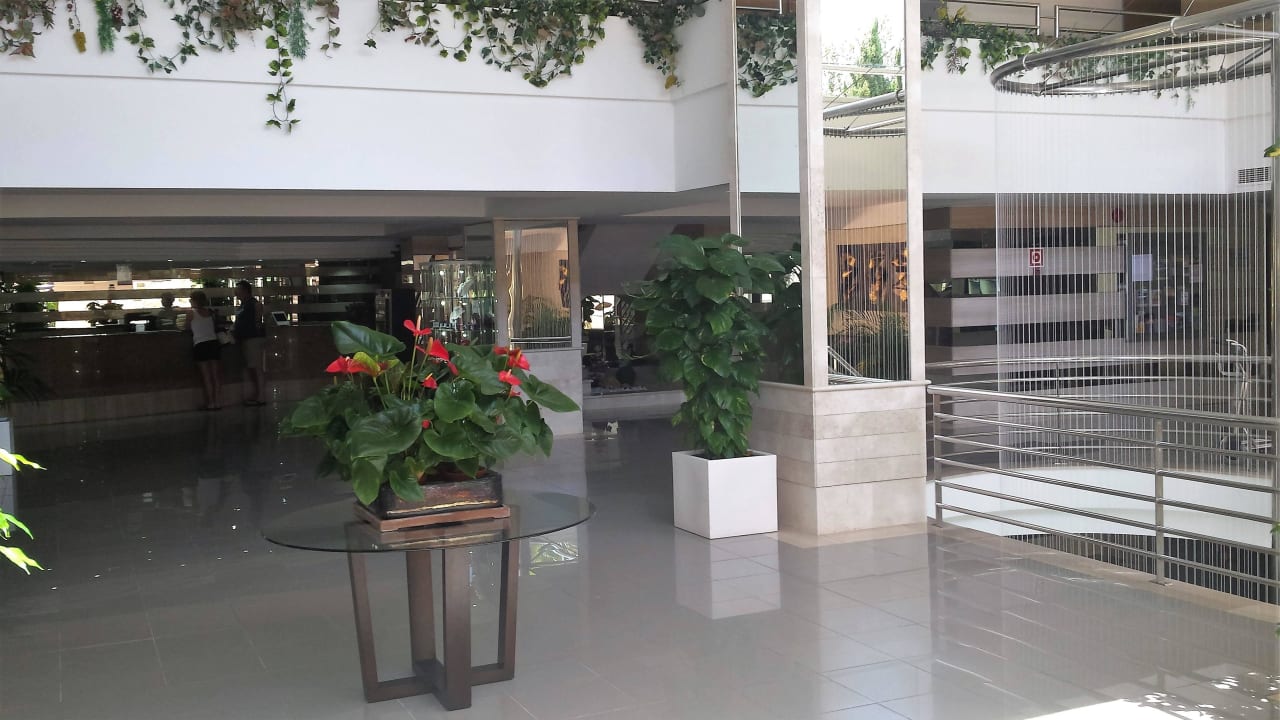 Hoteleingang mit Rezeption. Hotel Timor