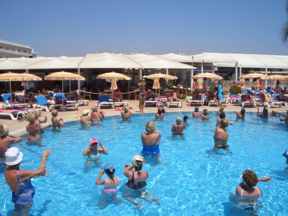 Wassergymnastik im Pool Asterias Beach