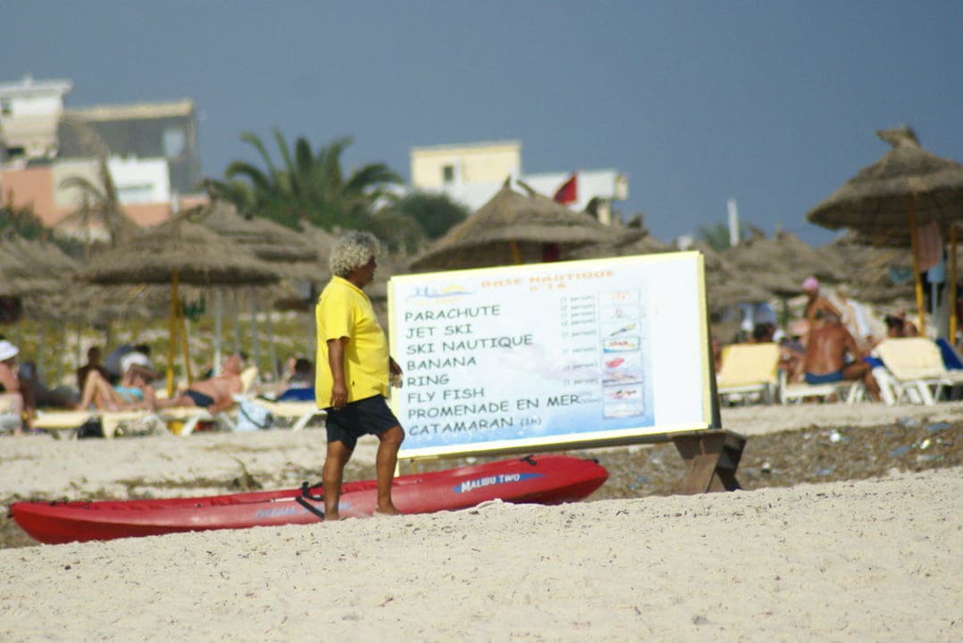 Ein netter Strandhelfer Hotel El Mouradi Palm Marina
