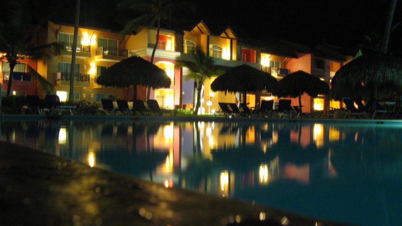 Pool bei Nacht Punta Cana Princess All Suites Resort & Spa